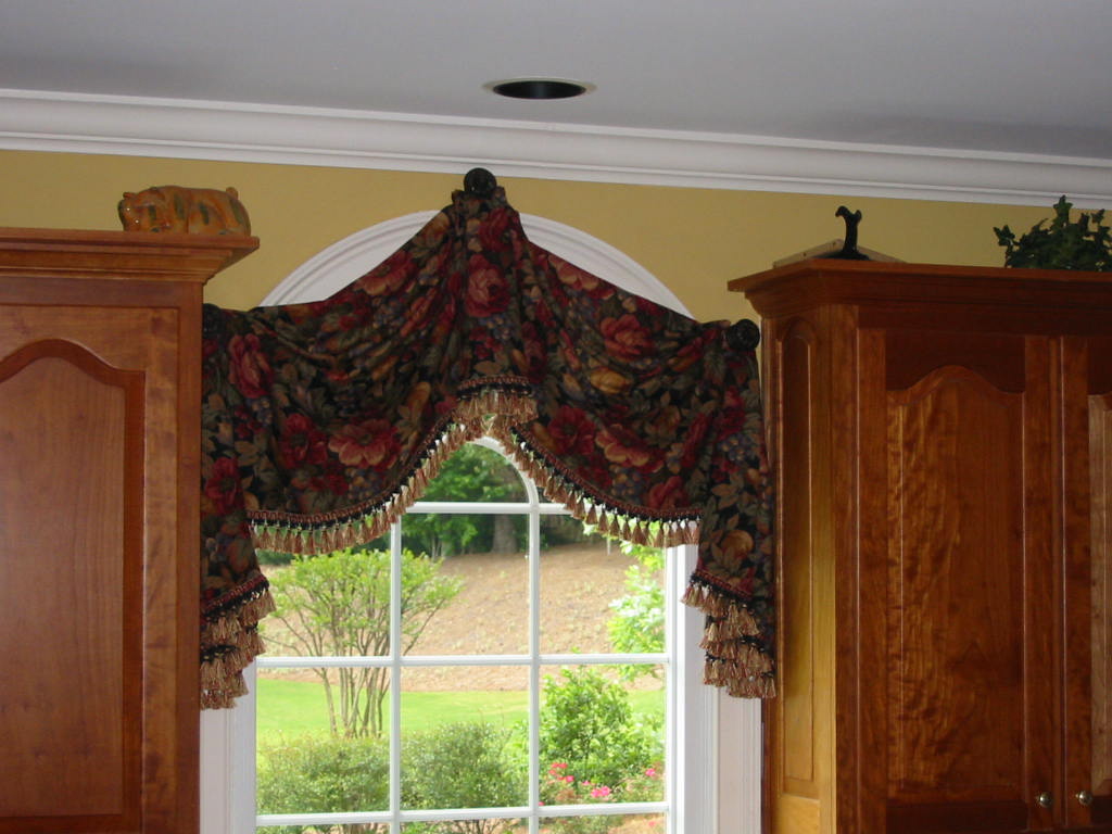 Kitchen - Lovely top treatment for arch window.