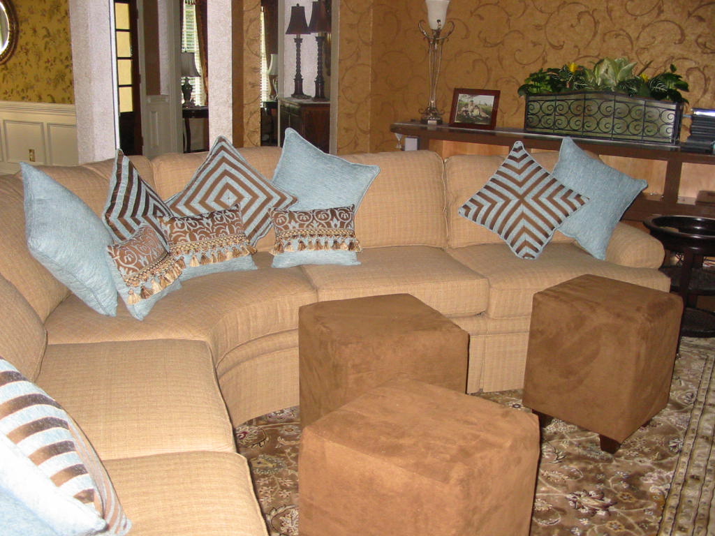 Family Room - Furniture w/Ottoman Cubes & Pillows